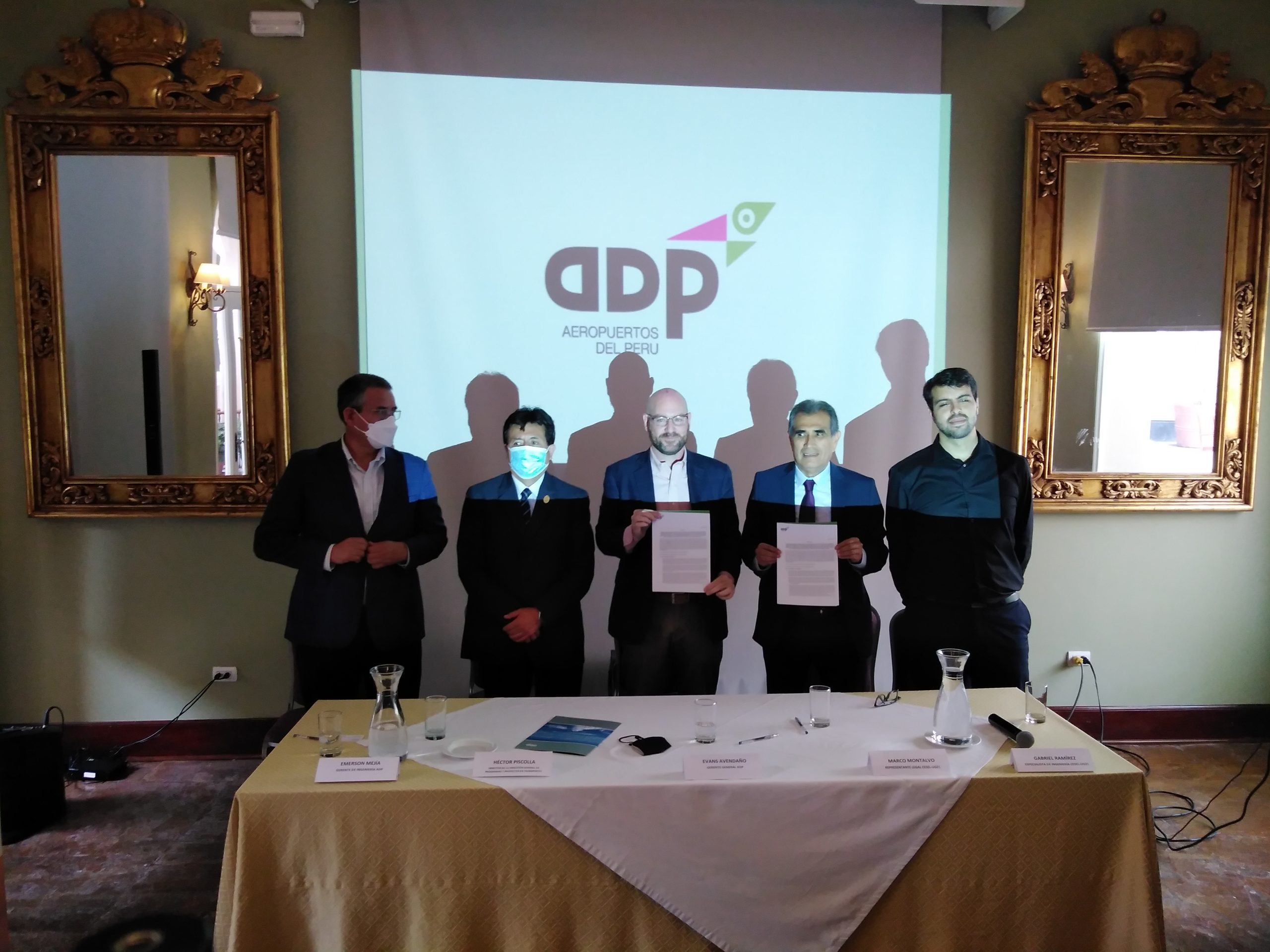 Firman contrato para elaboración del expediente técnico para ampliación del Aeropuerto de Piura