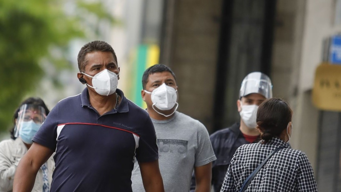 Colegio Médico del Perú plantea “plan piloto” para retiro de mascarillas en lugares abiertos
