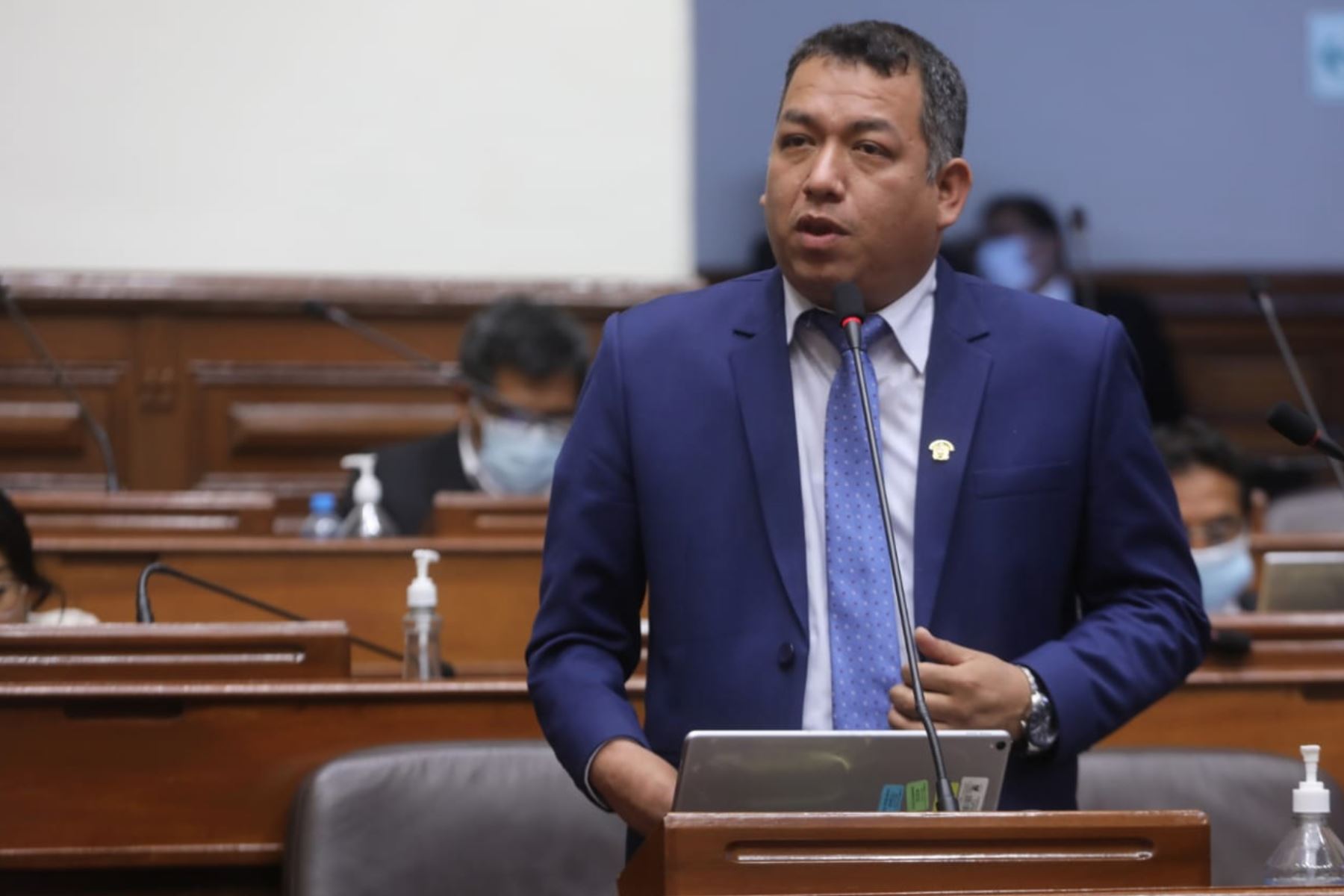 Revelan que Darwin Espinoza no paga reparación de camioneta del Congreso que descompuso