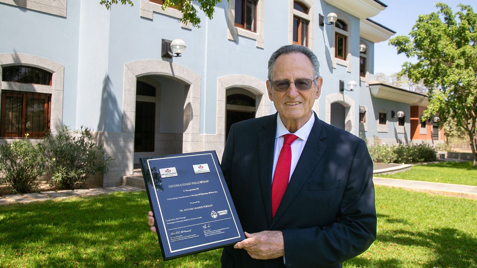 Instituto Peruano-Canadiense reconoce a docente piurano