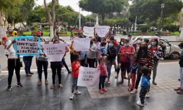 Padres de familia y docentes exigen iniciar reconstrucción para colegio de Cura Mori