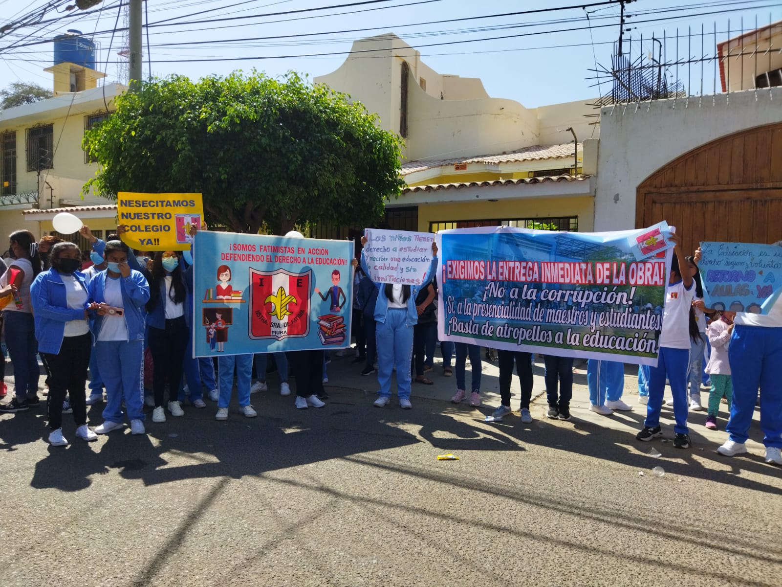 Piura: alumnas de I.E Fátima marchan para exigir la entrega inmediata del colegio