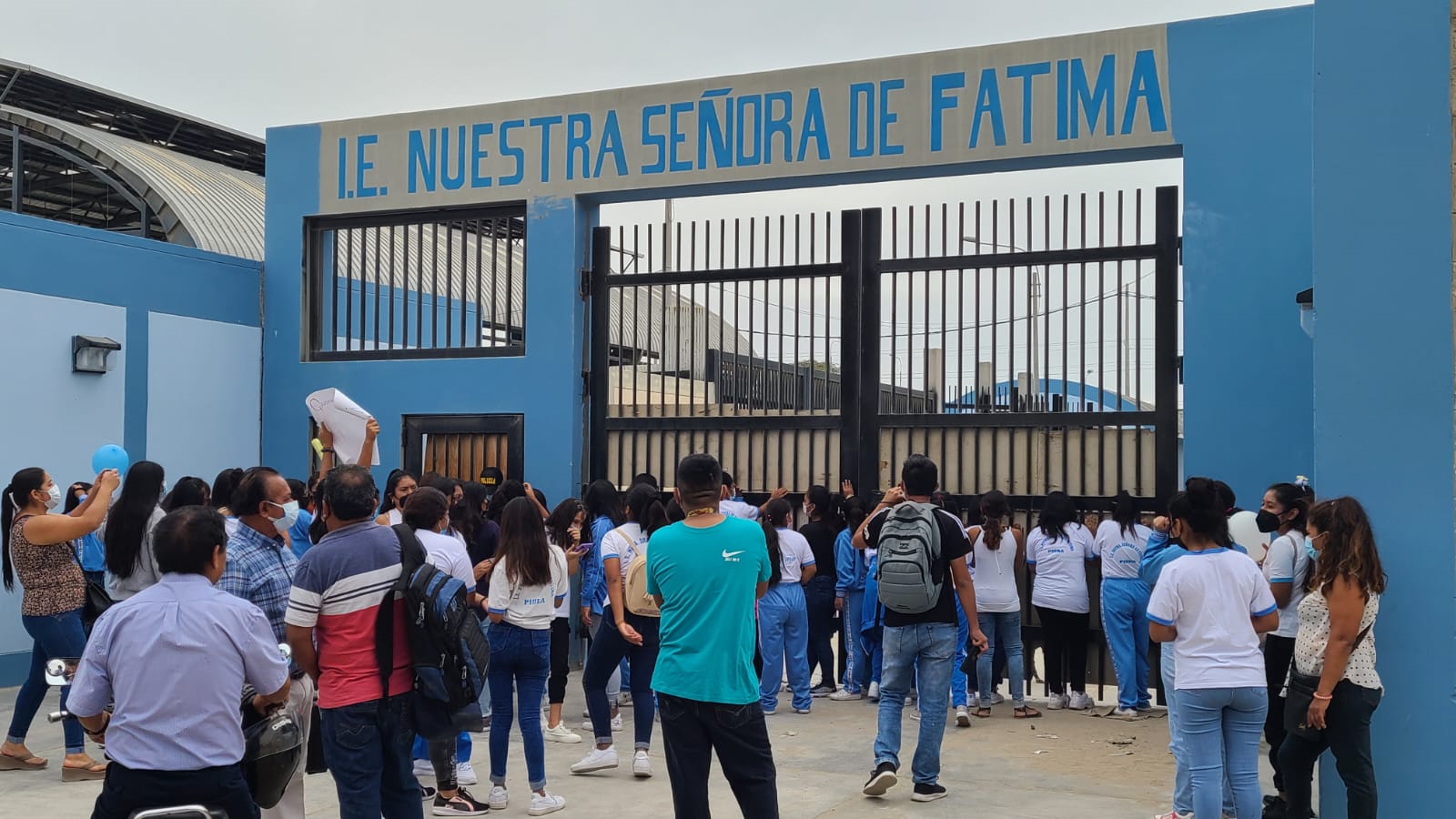 Piura: alumnas y padres de familia exigen entrega inmediata de I.E Nuestra Señora de Fátima