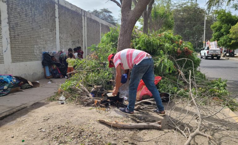 Piura: Extranjeros convierten pared de colegio San Miguel en su nuevo hogar
