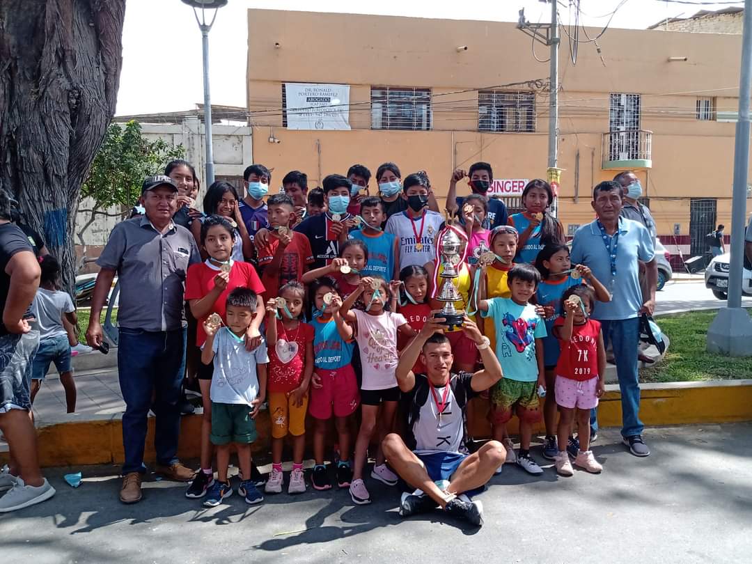 Jóvenes atletas de Paredones solicitan apoyo para participar en campeonato regional