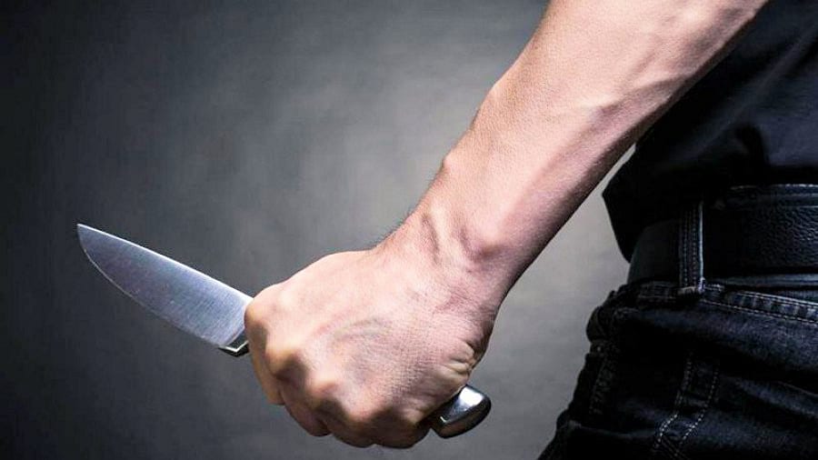 Padre ataca a su hijo con un cuchillo en La Unión