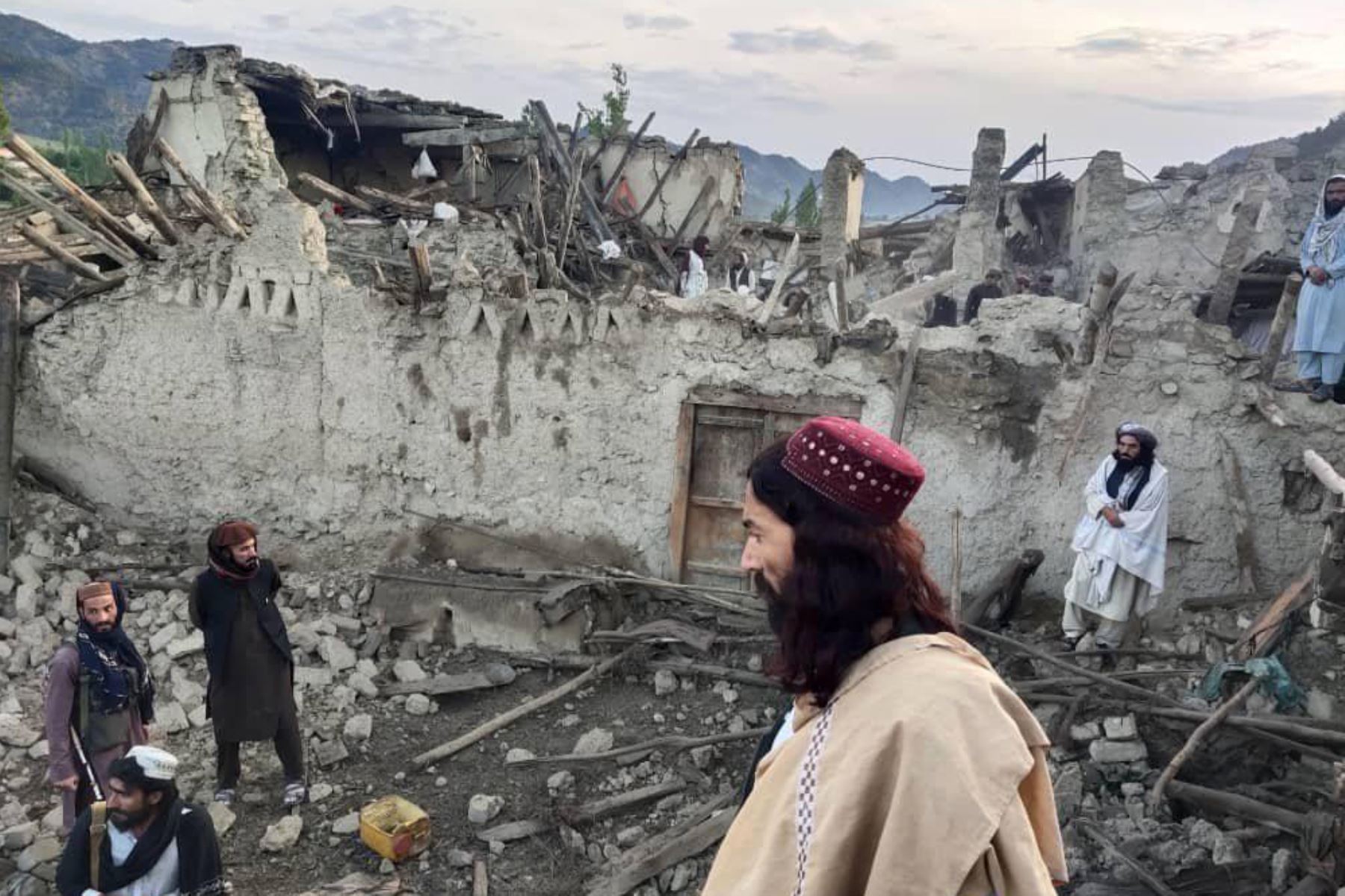Cerca de un millar de muertos en potente terremoto en Afganistán
