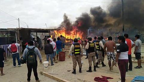 Piura: Incendio arrasó con ocho viviendas de material rústico