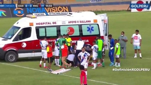 Adrián Fernández de Alianza Atlético fue retirado en ambulancia tras sufrir duro golpe en la cabeza en duelo ante Melgar
