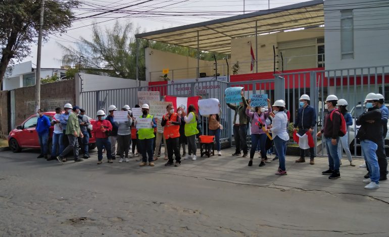 Piura: Trabajadores paralizan reconstrucción de 15 colegios por falta de pagos de la ARCC
