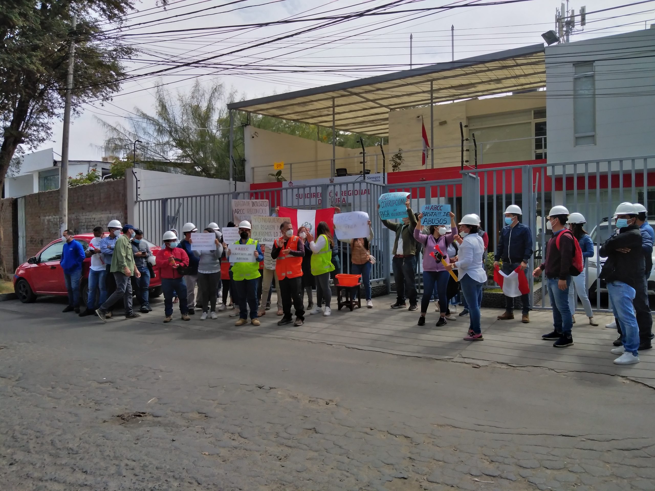 Piura: Trabajadores paralizan reconstrucción de 15 colegios por falta de pagos de la ARCC
