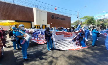 Piura: trabajadores de CAS Covid salen a protestar y exigen permanencia en el sector Salud