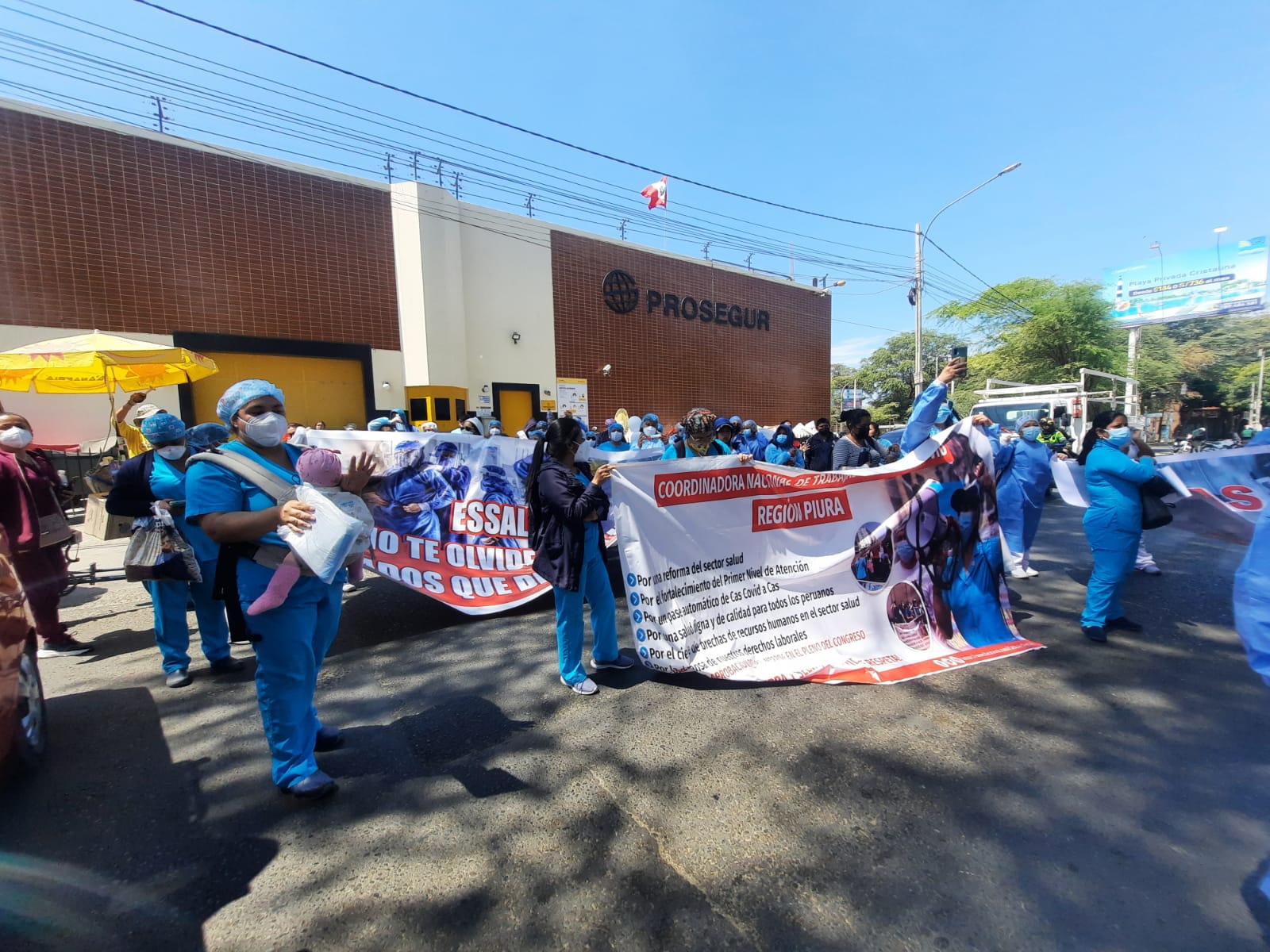 Piura: trabajadores de CAS Covid salen a protestar y exigen permanencia en el sector Salud