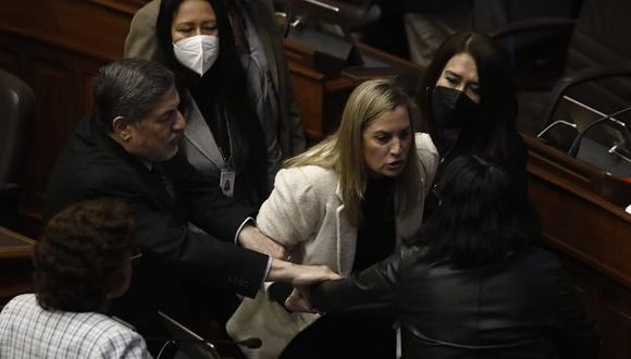 María del Carmen Alva jaloneó a Isabel Cortez durante discusión en el Congreso
