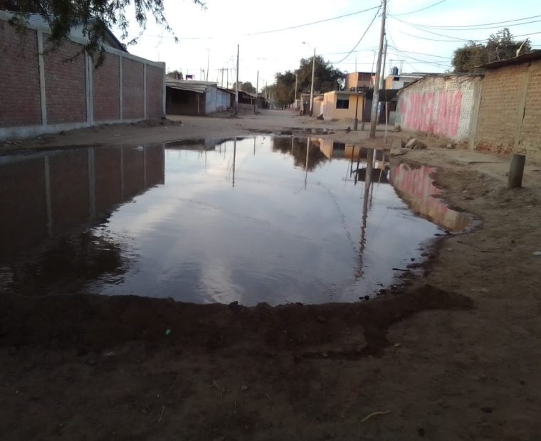 Piura: familias denuncian colapso de desagües frente a sus viviendas
