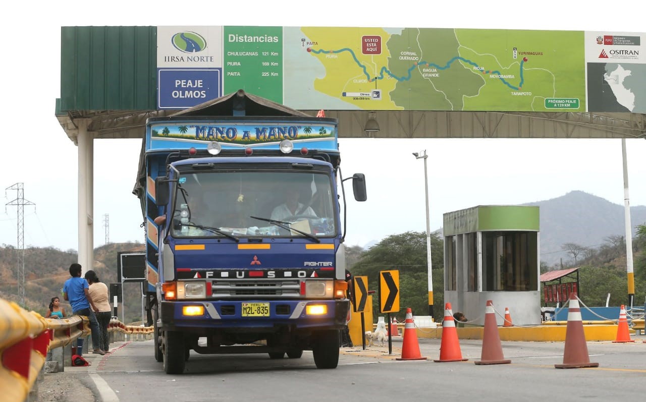 Gobierno oficializa devolución del 40% de los peajes a transportistas