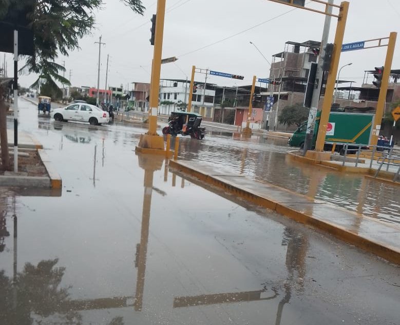 Piura: fuga de desagüe de gran magnitud causa malestar a vecinos