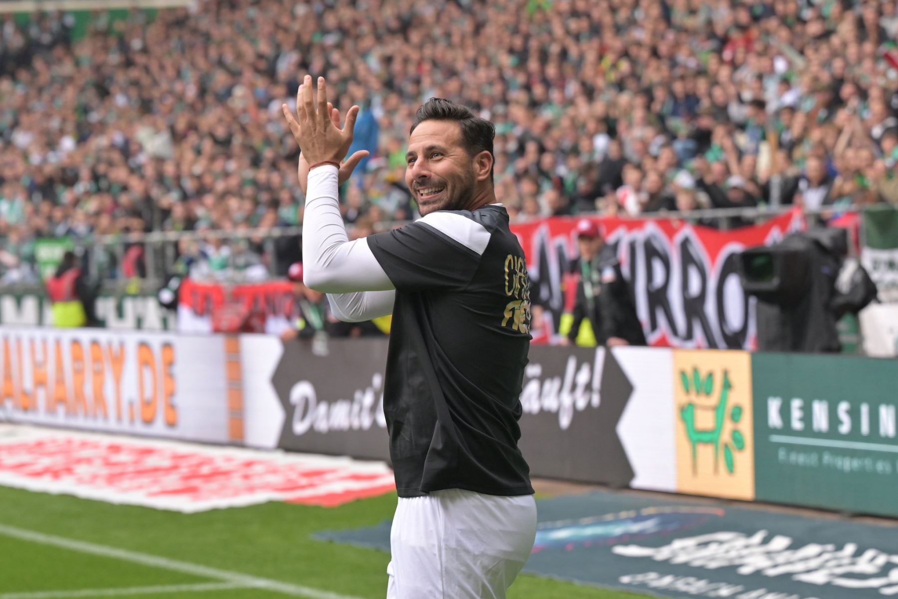 Claudio Pizarro se despide del fútbol con emotivo partido en Alemania