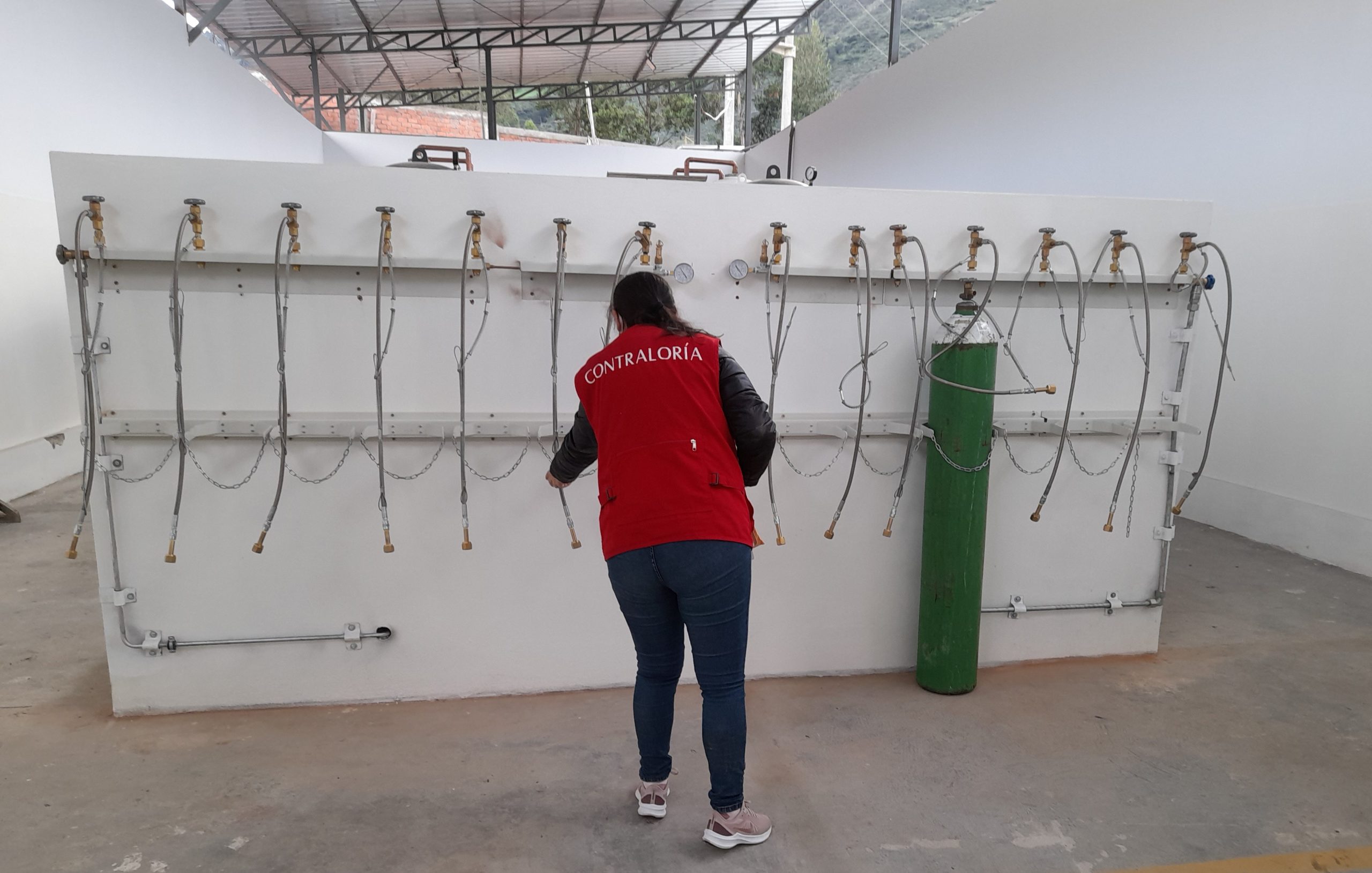 Auditora del OCI Diresa realiza visita a planta de oxígeno en Huancabamba Piura
