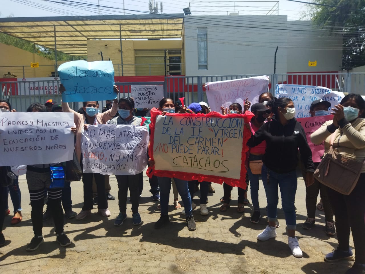 Docentes y padres de familia piden celeridad en la ejecución de la I.E Virgen del Carmen de Catacaos