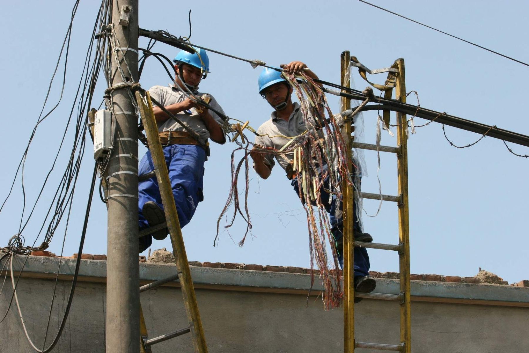 Cableado aéreo en mal estado será retirado en próximos 24 meses, según ley