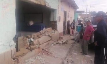 Piura: Auto se estrella contra una funeraria y derrumba una pared