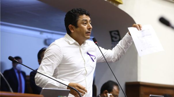 Guillermo Bermejo presenta denuncia constitucional contra la Fiscal de la Nación ante el Congreso