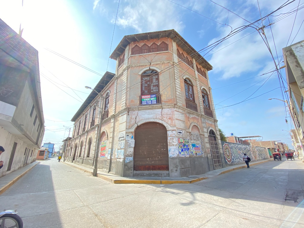 Casona en Catacaos es un peligro para transeúntes