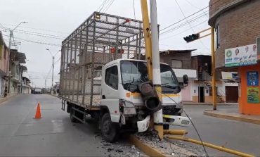 Chulucanas: camión que transportaba pollo impacta contra alumbrado