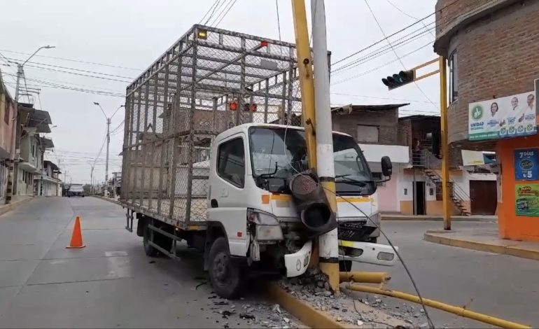Chulucanas: camión que transportaba pollo impacta contra alumbrado