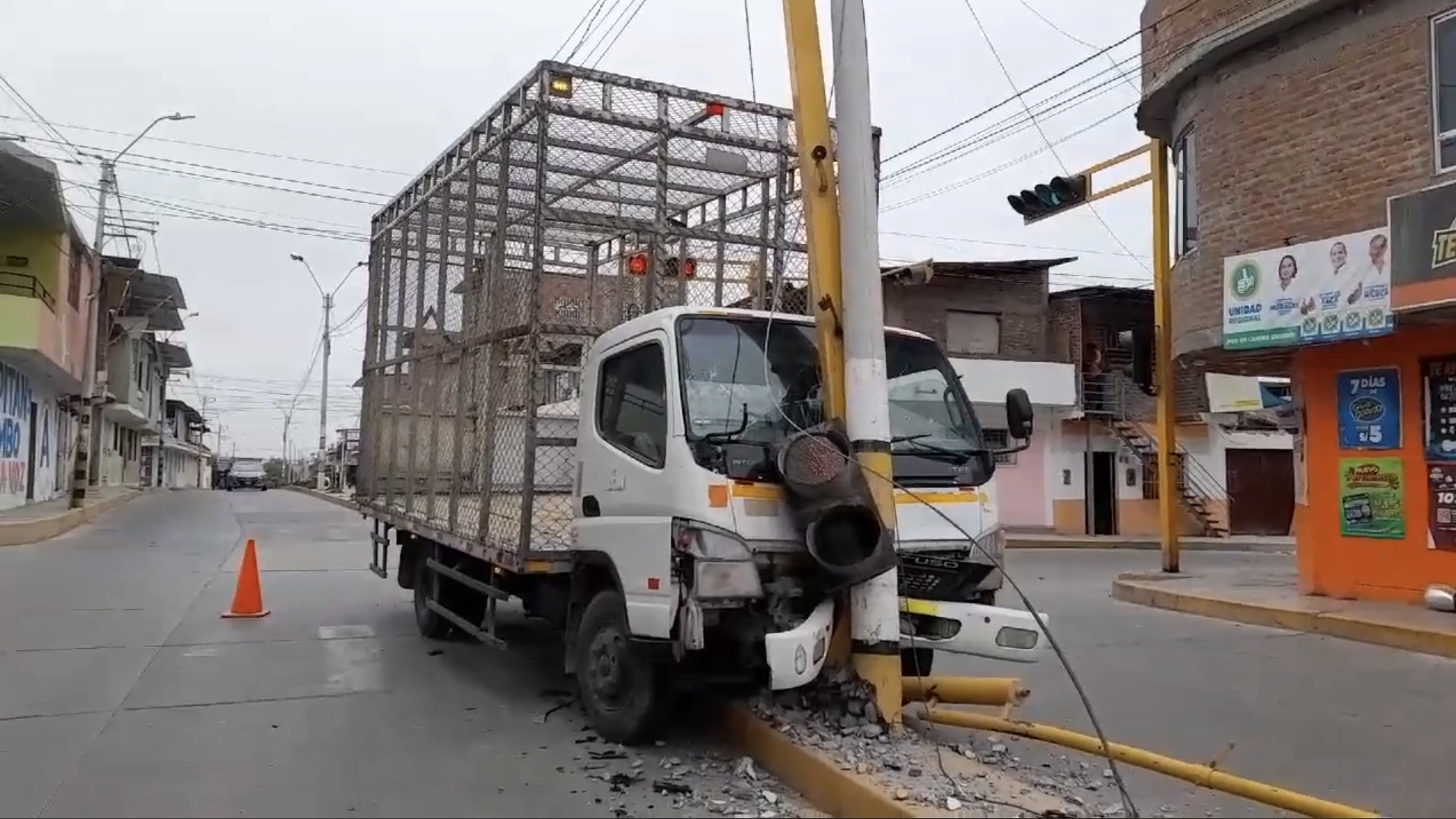 Chulucanas: camión que transportaba pollo impacta contra alumbrado