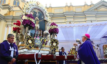 Arzobispo preside Santa Misa ante la Sagrada Imagen del Señor de los Milagros