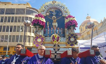 El Señor de los Milagros sale por segunda vez en recorrido procesional por las calles de Piura