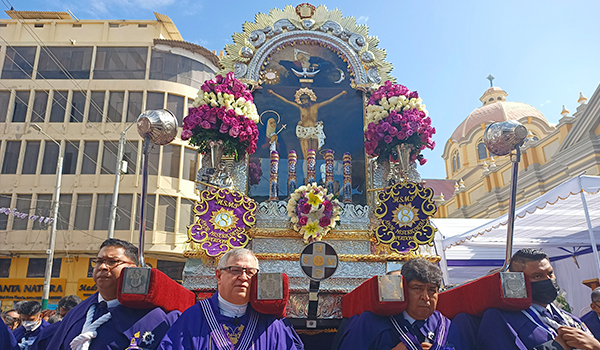 El Señor de los Milagros sale por segunda vez en recorrido procesional por las calles de Piura