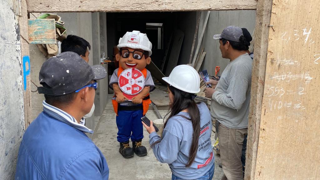 Trabajadores de construcción comparten conocimientos en busca de mejores oportunidades laborales