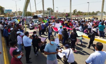 Piuranos bloquean puente Bolognesi para exigir se anuncie la buena pro del proyecto de agua y alcantarillado para 96 asentamientos