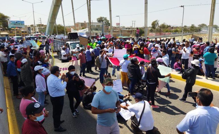 Piuranos bloquean puente Bolognesi para exigir se anuncie la buena pro del proyecto de agua y alcantarillado para 96 asentamientos