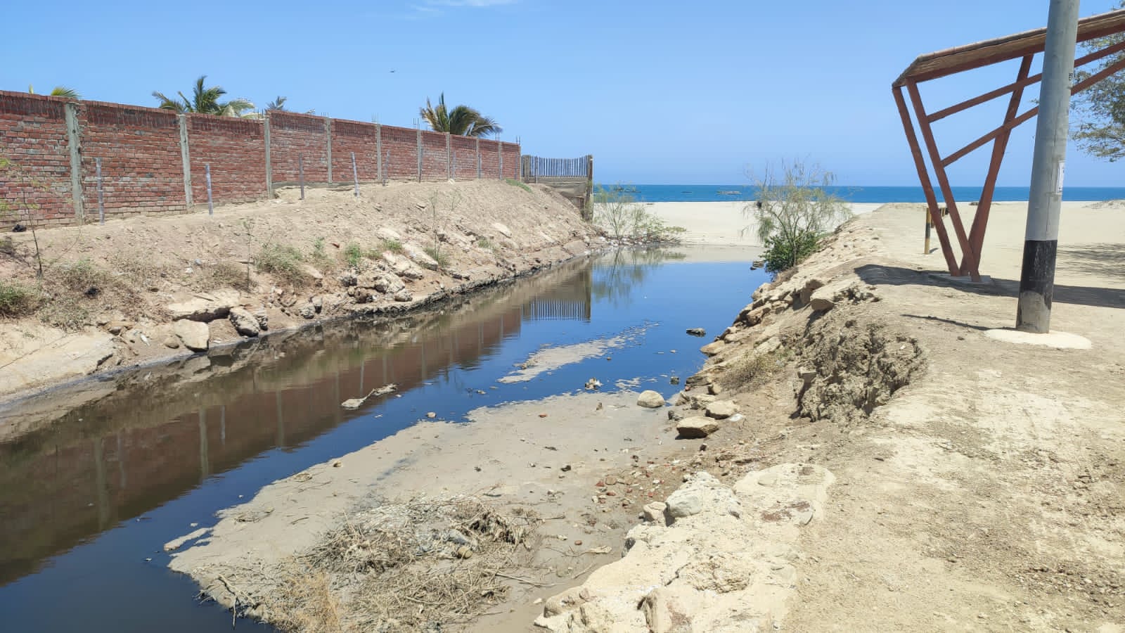 Pobladores de Los Órganos denuncian contaminación de medio ambiente por aguas servidas