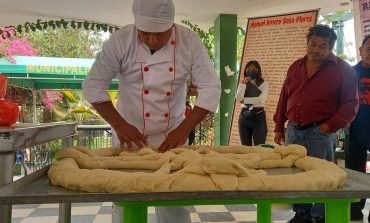 En Piura, preparan la tradicional rosca de muerto más grande del mundo