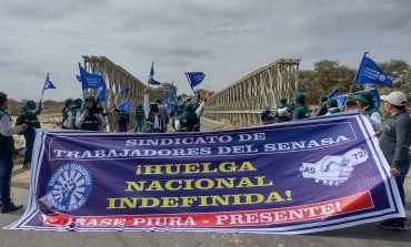 Trabajadores de Senasa bloquean puente hacia el medio Piura