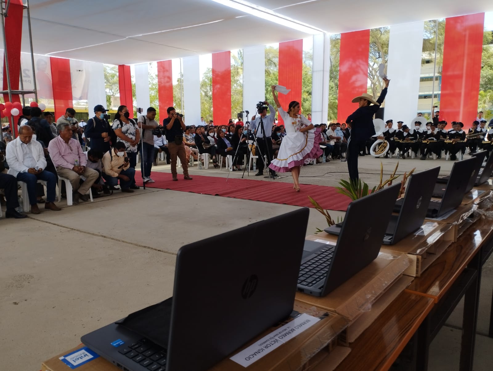 Piura: entregan laptops a más de 12 mil docentes a dos meses de culminar año escolar