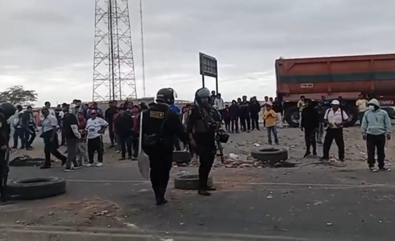 Piura: pescadores se enfrentan a la Policía durante bloqueo de carretera