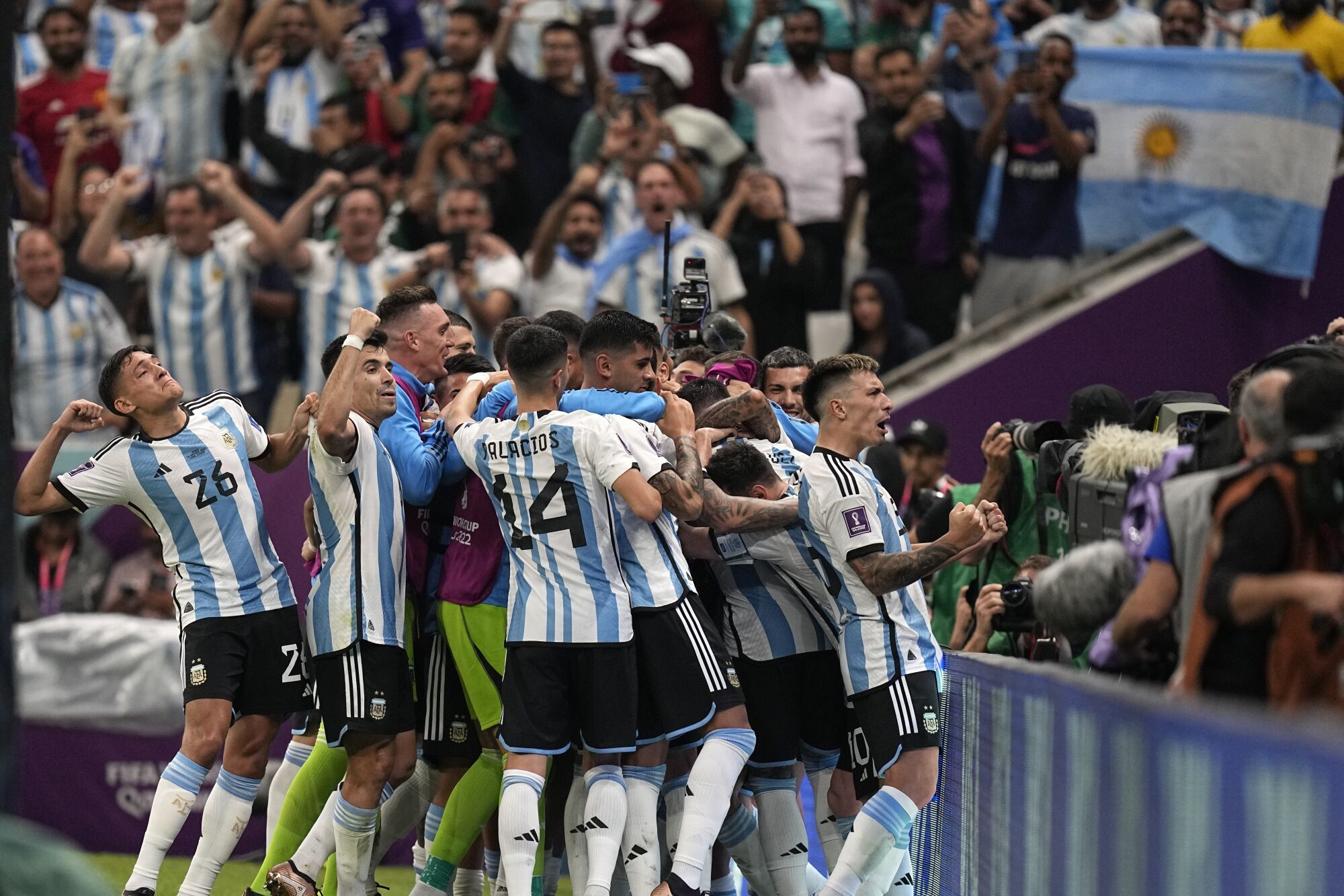Argentina ganó y avanzó como líder; Polonia clasificó como segundo