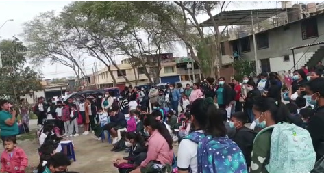 Escolares reciben clases en la calle ante la demora en la entrega de colegio en Piura