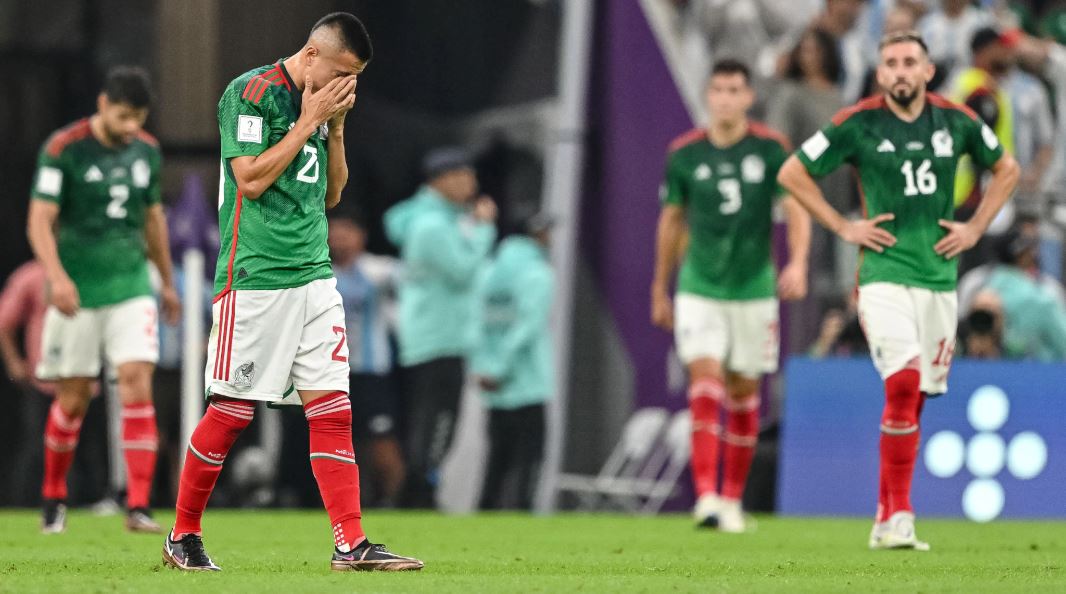 México se impuso por 2-1 a Arabia pero quedó afuera