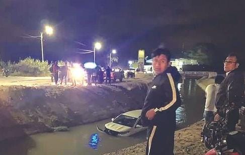 Piura: conductor salva de morir luego que su vehículo cayó al canal Biaggio Arbulú