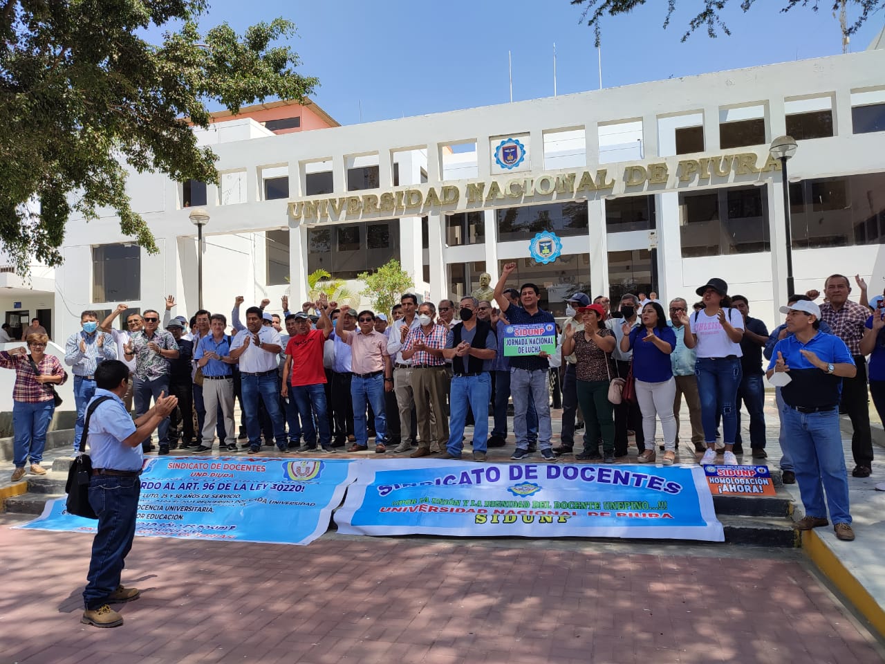 Piura: en el cuarto día de huelga indefinida, docentes de la UNP protestan