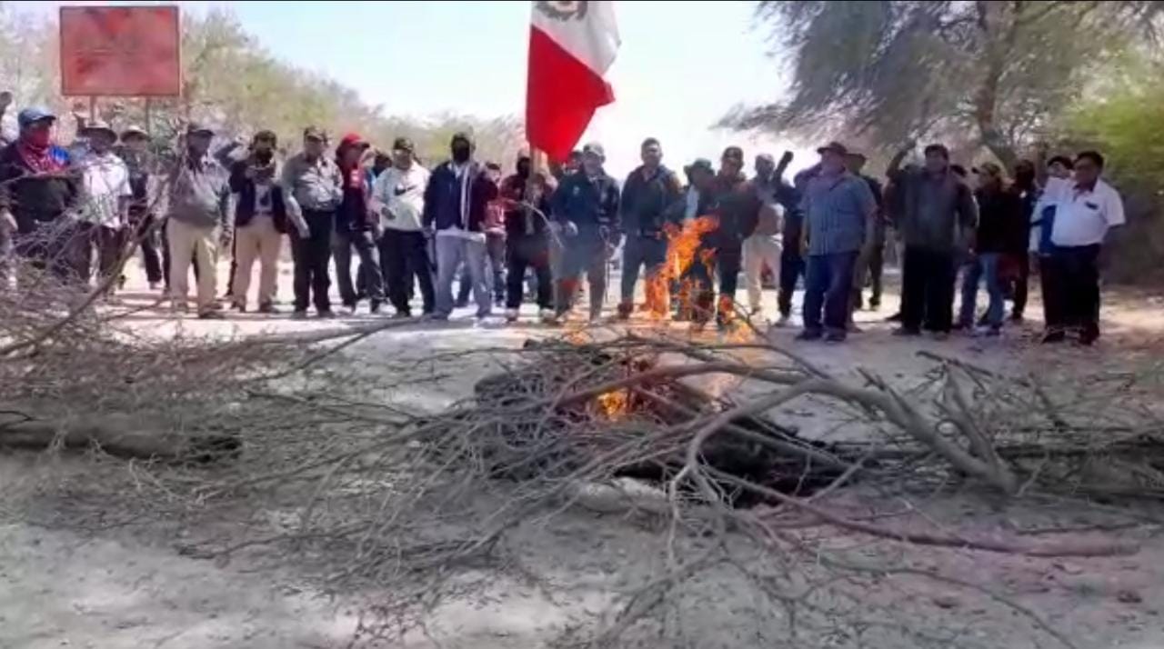 Con bloqueos pobladores exigen la rehabilitación de vías en el Medio Piura
