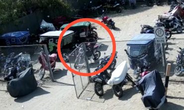 Piura: sujeto hurta motocicleta en estacionamiento de conocida empresa