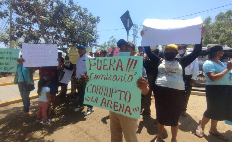 Comerciantes de La Arena protestan y piden la destitución de comisario